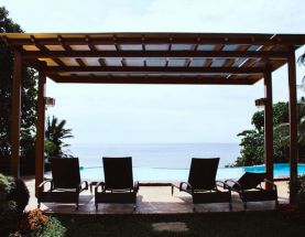 Le toile pour pergola permet de créer un espace ombragé, particulièrement apprécié en été.