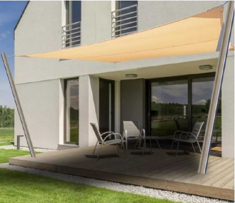 Voile d'ombrage rectangulaire sur une terrasse bois
