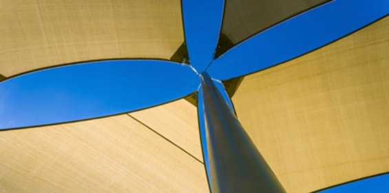 Toile triangulaire vue d'en bas