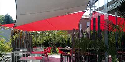 Voile d'ombrage rouge sur une terrasse