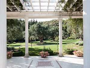 Quels sont les avantages de la toile ajourée pour pergola ?