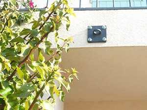 Avec quelles tiges filetées peut-on utiliser les platines de fixation murale ?
