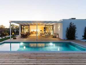 Comment fixer sur une terrasse une voile d'ombrage rectangulaire  ?
