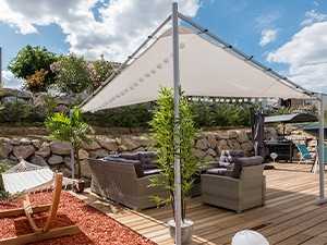 Comment faire tenir une toile d'ombrage sur une pergola ?