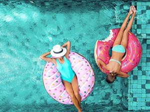 L'ombre en été : Comment les voiles d'ombrage favorisent le bien-être et la convivialité ?