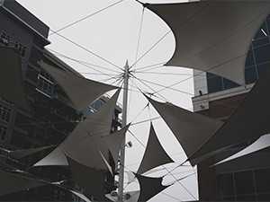 Comment installer des voiles d’ombrage triangulaires ensemble ?