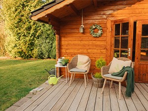 Comment fixer un poteau en bois au sol ?