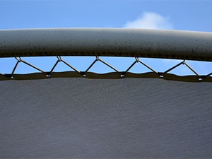 Toile d'ombrage pour pergola : astuces, sélection et marques de qualité