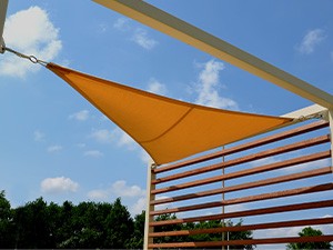 Voile d'ombrage triangulaire : comment choisir la meilleure protection solaire pour terrasse