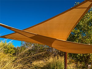 Comment installer deux voiles d'ombrage triangulaires ?