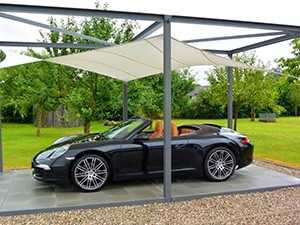 Utiliser une voile d'ombrage pour réaliser un carport