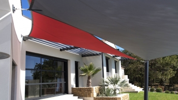Voile d'ombrage rouge et grise villa de luxe
