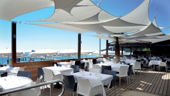 Voile d'ombrage restaurant bord de mer