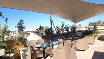 Terrasse d'hôtel avec voile d'ombrage