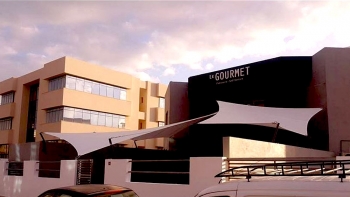 Voile d'ombrage architecturale dans hôtel restaurant