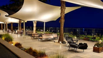 Voile d'ombrage bar sur terrasse d'hôtel