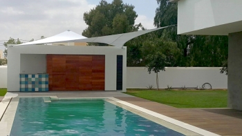 Voile papillon en bord de piscine Voile papillon en bord de piscine