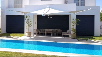 Voile d'ombrage piscine avec structure murale  Voile d'ombrage piscine avec structure murale