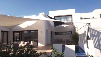 Une voile rectangulaire en bord de piscine Une voile rectangulaire en bord de piscine