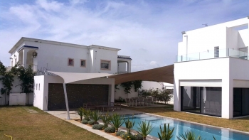 Voile d'ombrage multi pointes sur piscine  Voile d'ombrage multi pointes sur piscine