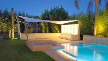 Magnifique voile papillon bord de piscine Magnifique voile papillon bord de piscine