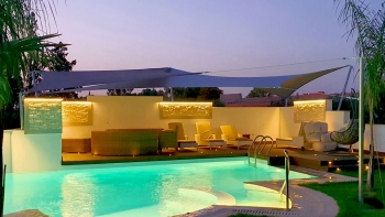 Voile d'ombrage illuminée de nuit avec piscine Voile d'ombrage illuminée de nuit avec piscine