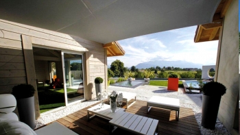 Voile trapèze taupe terrasse ombragée