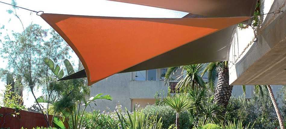 La voile d'ombrage triangulaire : pour des barbecues à l'abri