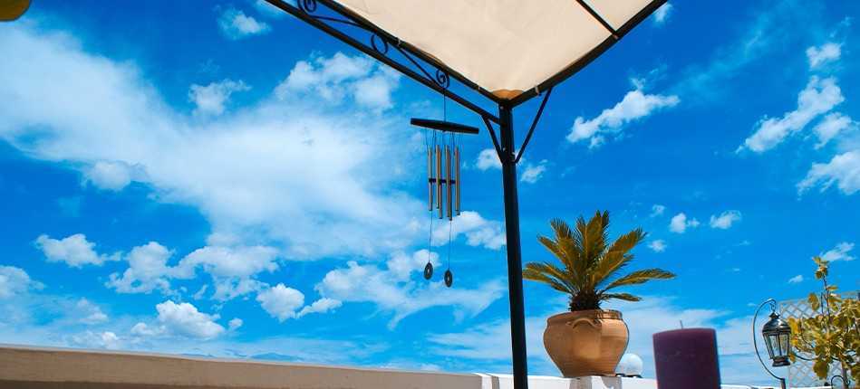 Comment décorer sa terrasse avec une toile pour pergola ?