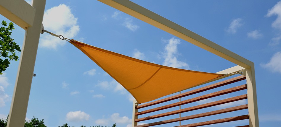 Voile d'ombrage triangulaire : comment choisir la meilleure protection solaire pour terrasse